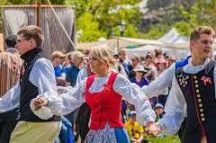 People-dancing-in-circle